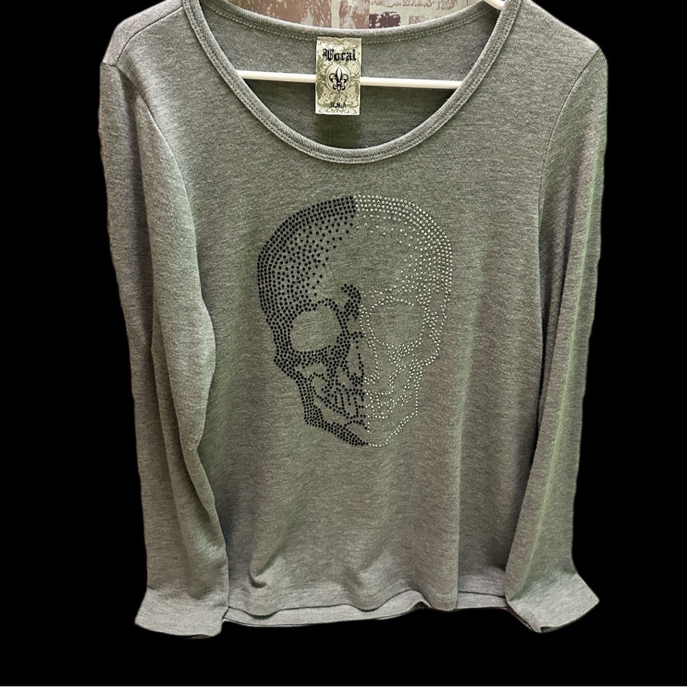 Vocal Women’s Gray Long Sleeve Skull Tee size S